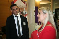 Gesundheitsministerin Huml und Herr Kraus vom Kompetenzzentrum für Demenz der Diakonie Neuendettelsau
