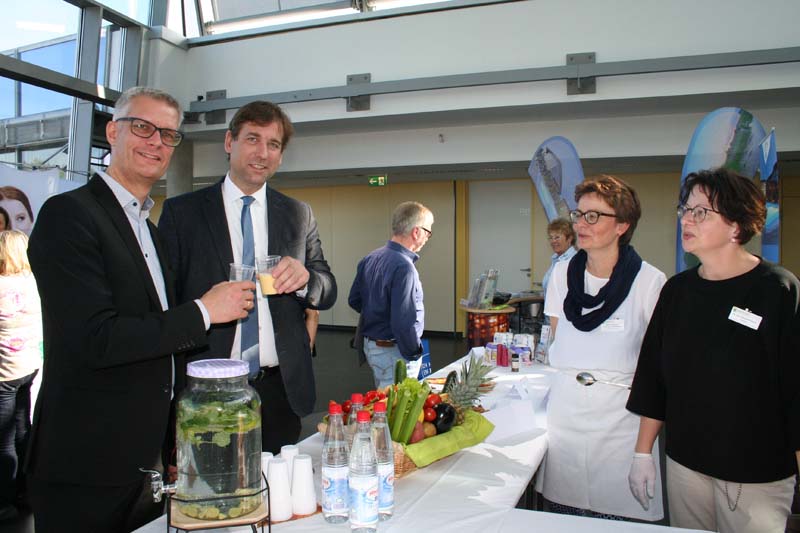 Ernährungsteam - am Messestand von  Dr. Elisabeth Dewald (rechts) und Sabine Lamprecht (2. v. rechts) lassen sich OB Dr.Kirschstein und Landrat Dr. Ulm einen Smoothie schmecken