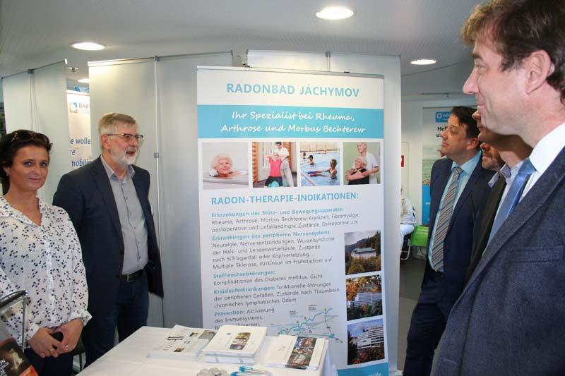 Radon Bad Jachymov - Landrat Dr. Ulm (vorne rechts) informiert sich über das Angebot des Kurbades