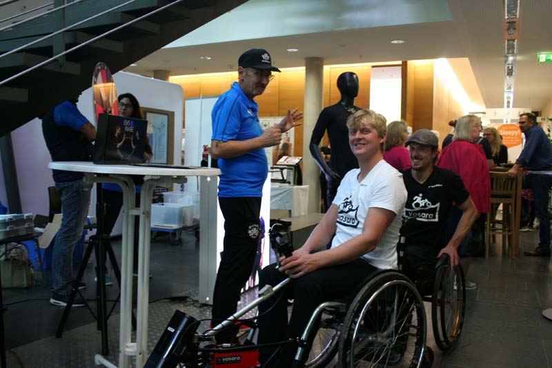 Vosara - die Anbieter der Rollstühle mit Vorsatzrädern auf Messe- Rundfahrt